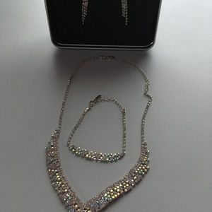 Gorgeous rhinestone necklace, bracelet & earrings